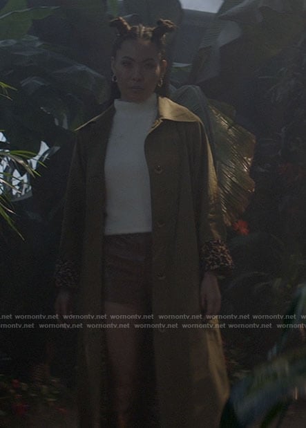 Mary’s green coat with printed cuffs on Batwoman