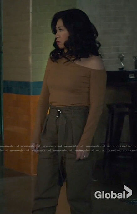 Mel’s cutout shoulder turtleneck and cargo pants on The Equalizer
