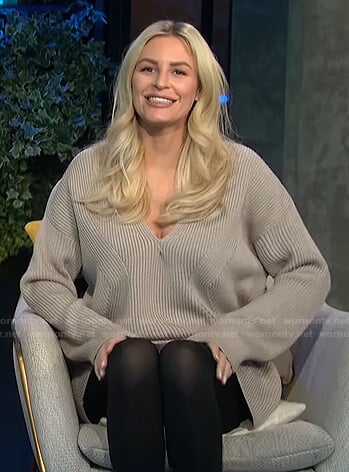 Morgan’s beige ribbed v-neck sweater on E! News Daily Pop