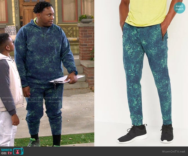 Old Navy Dynamic Fleece Joggers in Navy Blue Print worn by Marty (Marcel Spears) on The Neighborhood