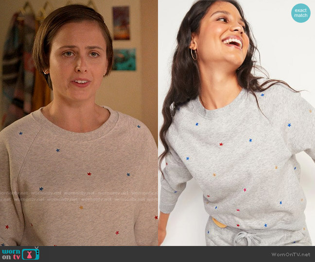 Old Navy Star Sweatshirt worn by Kimberly Finkle (Pauline Chalamet) on The Sex Lives of College Girls