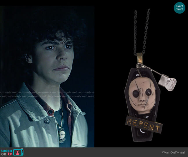 Se7en Deadly Repent Necklace worn by Jake Wheeler (Zackary Arthur) on Chucky