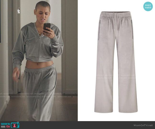 Skims Velour Track Pants in Smoke worn by Julien Calloway (Jordan Alexander) on Gossip Girl
