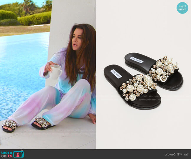 Steve Madden Pearl Slides worn by Kyle Richards on The Real Housewives Ultimate Girls Trip