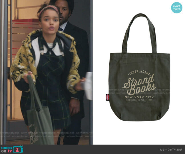 Strand Book Store Indie Script Tote Bag worn by Zoya Lott (Whitney Peak) on Gossip Girl