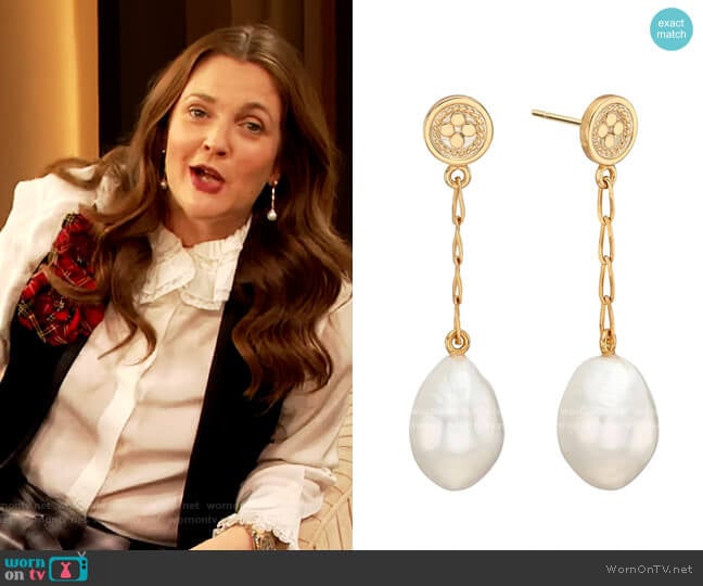 Anna Beck Pearl & Twisted Baroque Pearl Chain Drop Earrings worn by Drew Barrymore on The Drew Barrymore Show