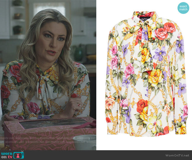 Boutique Mochino Pussy-bow floral-print crepe de chine shirt worn by Alice Cooper (Mädchen Amick) on Riverdale