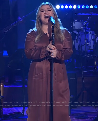 Kelly’s brown satin midi dress on The Kelly Clarkson Show