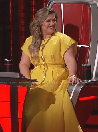 Kelly’s yellow short sleeve gown on The Voice