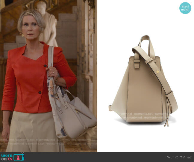 Loewe Hammock small leather tote bag worn by Miranda Hobbs (Cynthia Nixon) on And Just Like That