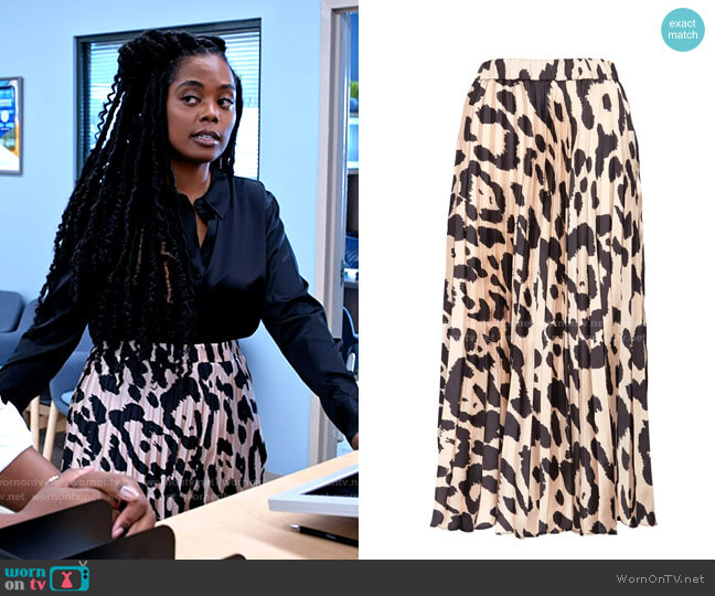 Sanctuary Everyday Print Pleated Skirt worn by Sabrina Hollins (Novi Brown) on Tyler Perrys Sistas
