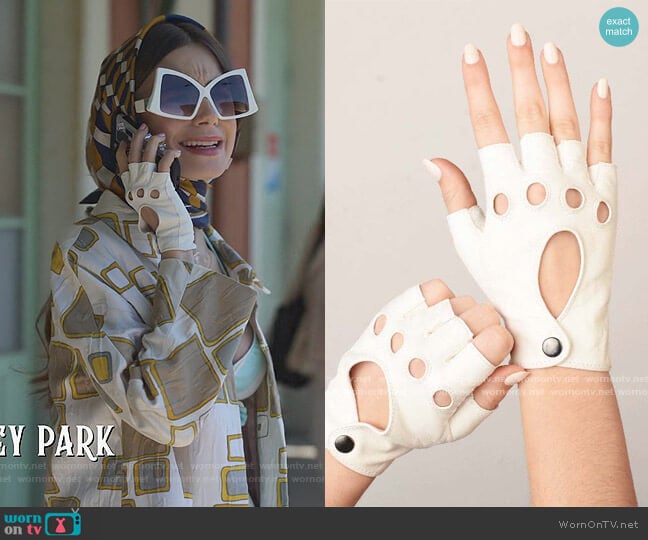 Seymoure Gloves Emily Glove in Virgin White worn by Emily Cooper (Lily Collins) on Emily in Paris