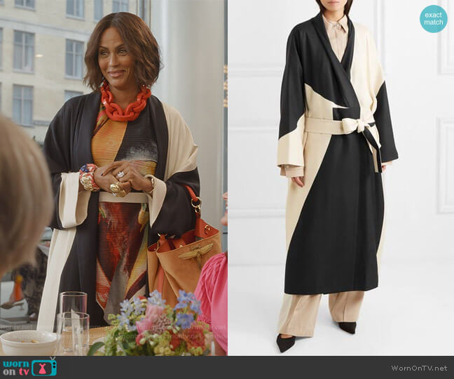 The Row Pernise Two Tone Coat worn by Lisa Todd Wexley (Nicole Ari Parker) on And Just Like That
