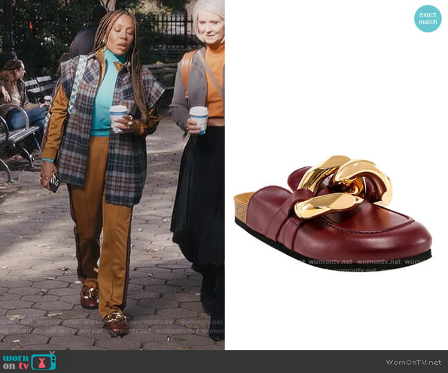 JW Anderson Chain backless leather loafers worn by Dr. Nya Wallace (Karen Pittman) on And Just Like That