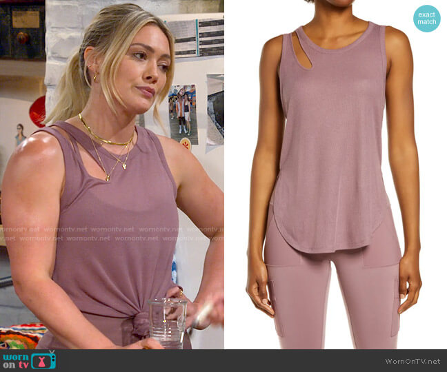 Alo Yoga Peak Cutout Tank in Woodrose worn by Sophie (Hilary Duff) on How I Met Your Father
