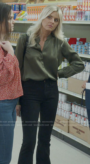 Amy’s green blouse and black flare jeans on Pivoting