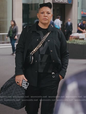 Che’s black printed sweater on And Just Like That