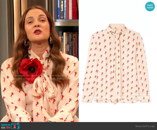 Chloe Printed pussy-bow silk-crepe blouse worn by Drew Barrymore on The Drew Barrymore Show