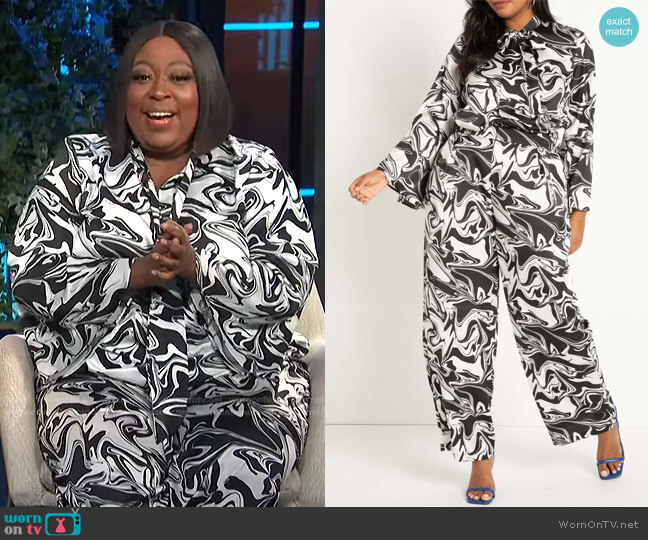 Eloquii Print Flare Sleeve Tie Neck Blouse worn by Loni Love on E! News