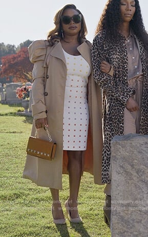 Jill’s beige puff sleeve trench coat on Queens