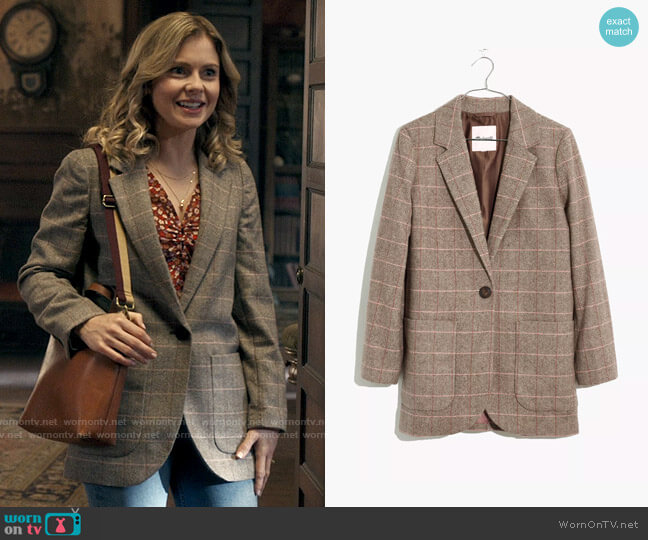 Madewell Larsen Blazer worn by Sam (Rose McIver) on Ghosts