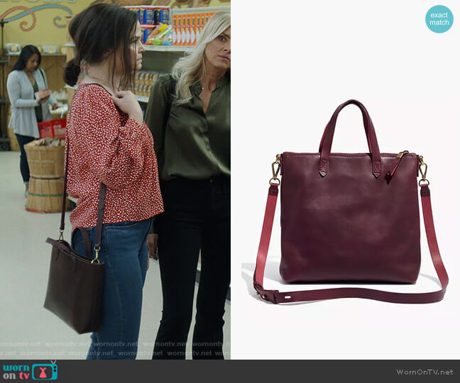 Madewell The Transport Crossbody worn by Jodie (Ginnifer Goodwin) on Pivoting