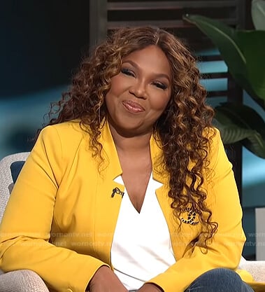 Mona Scott-Young’s yellow jacket on E! News Daily Pop