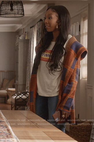 Naomi’s white Vivre graphic tee on Queens