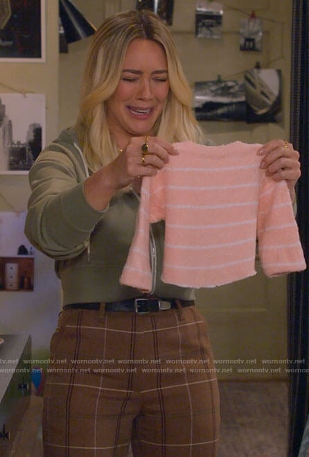 Sophie’s tan plaid pants on How I Met Your Father
