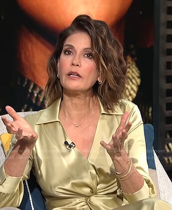Teri Hatcher’s yellow satin twisted dress on E! News Daily Pop
