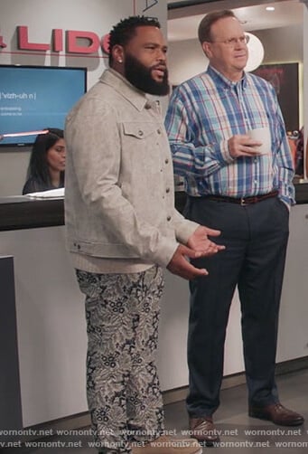 Andre’s blue floral pants on Black-ish