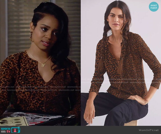 Pilcro Split-Neck Top in Neutral Motif worn by Randi (Kyla Pratt) on Call Me Kat