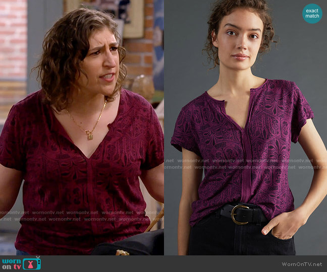 Pilcro Spliced Neck Tee worn by Kat Silver (Mayim Bialik) on Call Me Kat