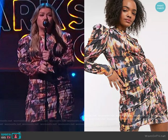 ASOS Pieces ruched mini dress with drape detail and puff sleeves in abstract print worn by Kelly Clarkson on The Kelly Clarkson Show