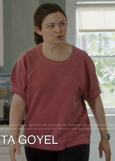 Jodie’s pink short sleeved sweatshirt on Pivoting