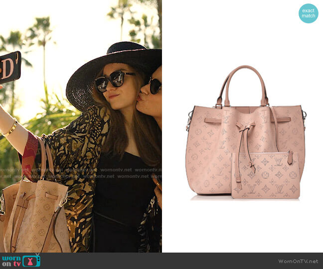 Louis Vuitton Mahina Girolata Magnolia Bag worn by Anna Delvey (Julia Garner) on Inventing Anna
