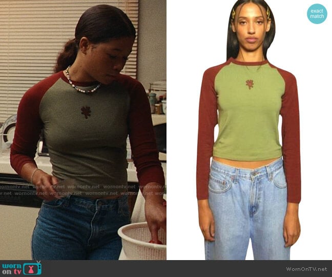Marc Jacobs Tiny Teddy Cropped Raglan Top worn by Gia Bennett (Storm Reid) on Euphoria