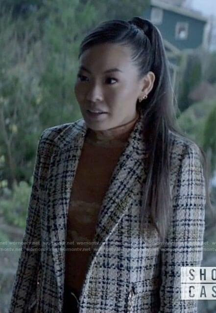 Mary’s plaid tweed coat with chain belt on Batwoman