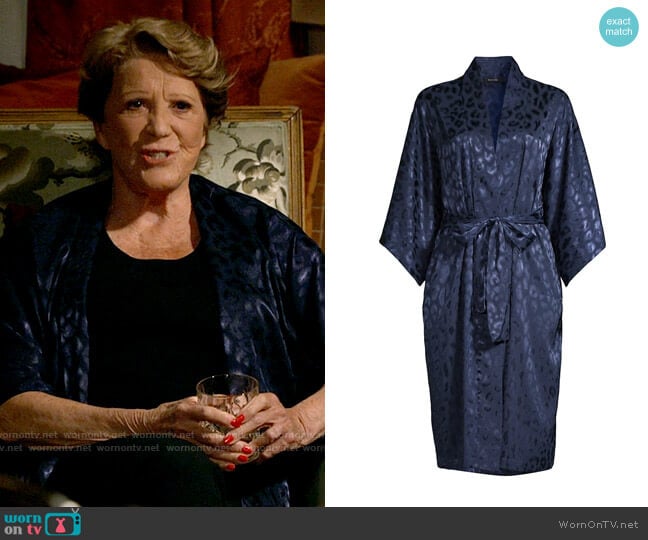 Natori Decadence Satin Robe in Midnight Navy worn by Norma (Linda Lavin) on B Positive