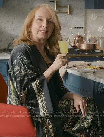 Nora’s black printed robe on Inventing Anna