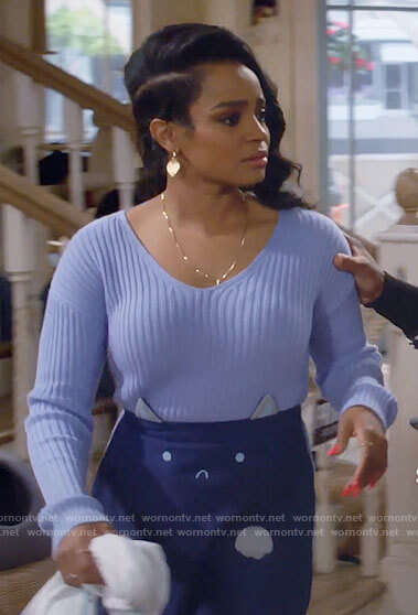 Randi’s blue v-neck sweater on Call Me Kat
