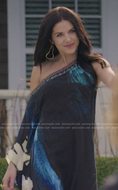Talia’s one-shoulder kaftan on Inventing Anna