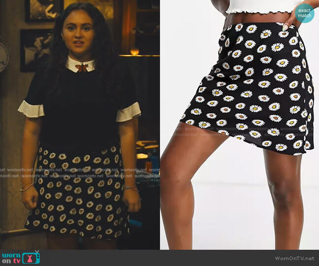 Asos Mini Skirt in Daisy Print worn by Annabelle (Mary-Charles Jones) on Naomi