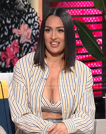 Nikki Bella’s striped bra and oversized shirt on E! News Daily Pop