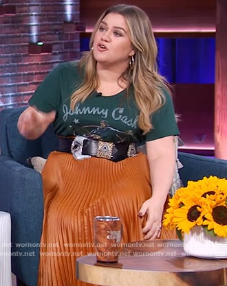 Kelly’s green Johnny Cash graphic tee on The Kelly Clarkson Show