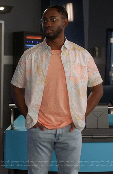 Chester’s abstract print shirt on The Flash