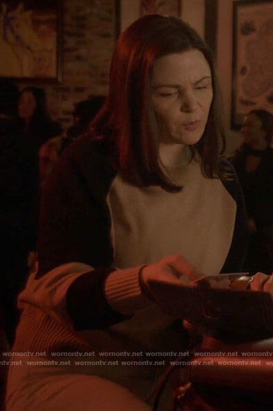 Jodie’s beige colorblock sweater on Pivoting