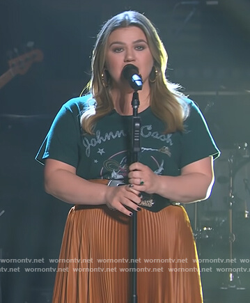 Kelly’s green Johnny Cash graphic tee on The Kelly Clarkson Show