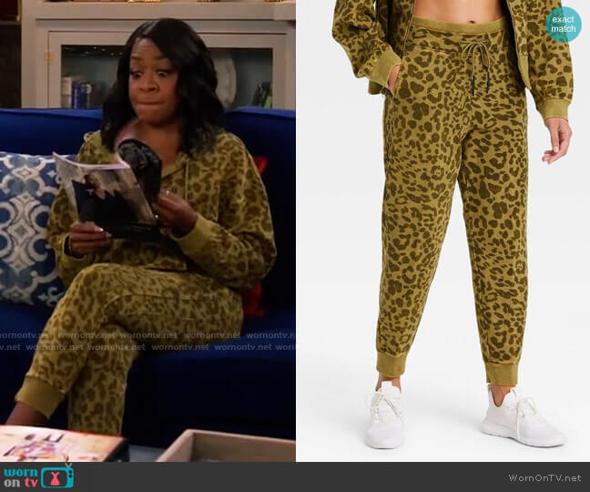 JoyLab Mid-Rise French Terry Acid Wash Jogger Pants in Dark Green worn by Tina Butler (Tichina Arnold) on The Neighborhood