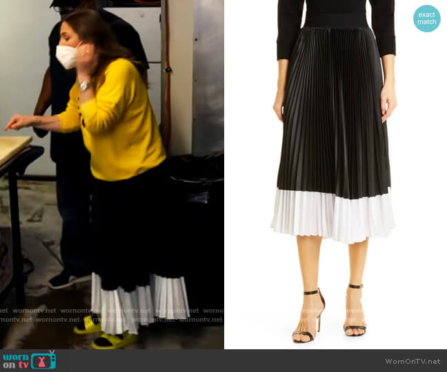 Alice + Olivia Katz Sunburst Pleat Skirt worn by Drew Barrymore on The Drew Barrymore Show